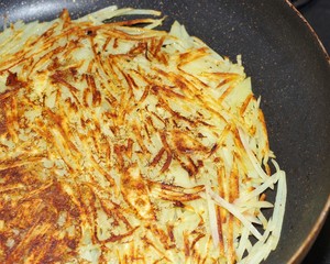 ジャガイモのガレットを焼いているシーン