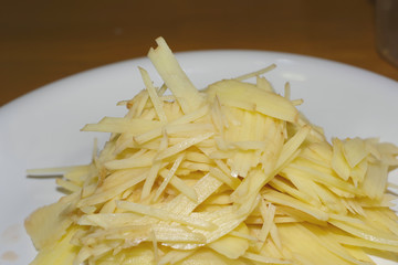 千切りしたジャガイモ