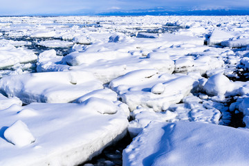 Fototapeta na wymiar オホーツク海沿岸に押し寄せる流氷群