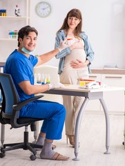 Obraz premium Pregnant woman visiting doctor for check-up