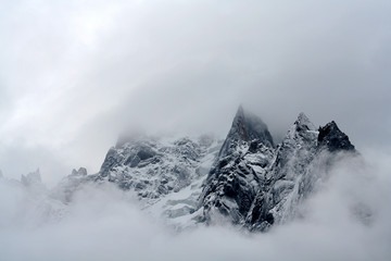 Chamonix Mountains en cloudscape in Franse Alpen, Frankrijk. Deze foto is genomen vanuit het dorp Chamonix.