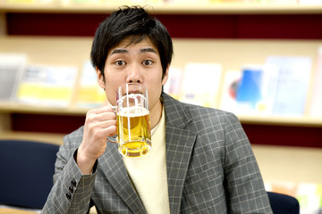 ビールを飲む男性