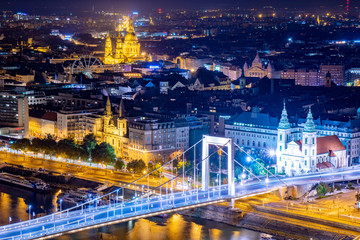 Fototapeta na wymiar ハンガリー・ブタペストの橋と夜景