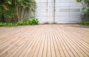 Wooden floor and plants in the courtyard.