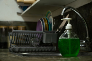 como lavarse las manos con jabón liquido color verde