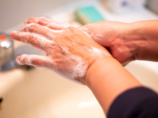 手洗いをする人の手