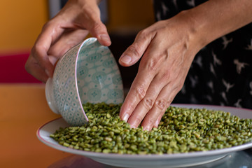 Arvejas partidas con plato y dos manos