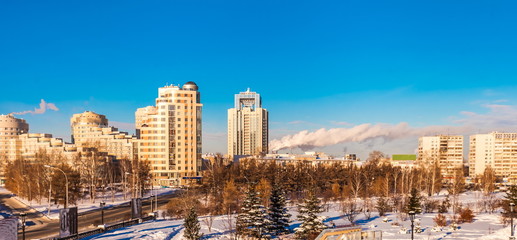 Fototapeta premium Winter cityscape in the setting sun. Center focus.