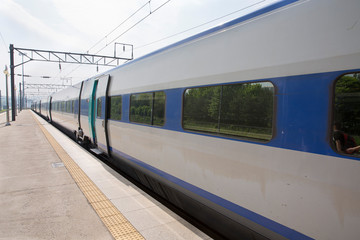 Obraz premium 기차역에 정차한 고속열차