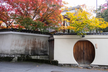 Naklejka premium Japanese traditional architecture with colorful leaves in Autumn foliage season. Kyoto, Kansai, Japan