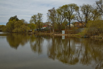 Fototapeta na wymiar City pond on a spring day.