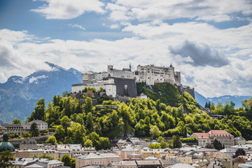 Obraz premium Vacation in Salzburg: Fortress Hohensalzburg in spring time.