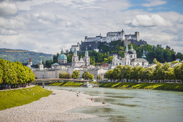 Fototapeta premium Vacation in Salzburg: Salzburg old city with fortress and cathedral in spring, Austria