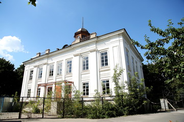 The main building of the Naryshkin estate, built in 1744. A noble country estate located within the boundaries of modern Moscow. Filevsky Park. Photo: August 2013.