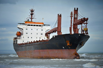 nave incagliata