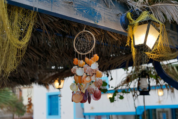 Muscheln im Netz unter Laternenlicht