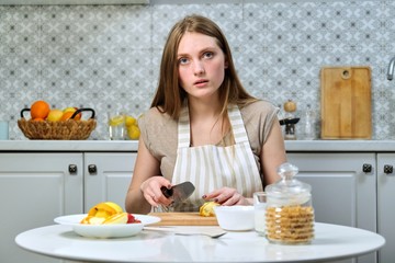 Obraz na płótnie Canvas Female food blogger cooking fruit salad on camera