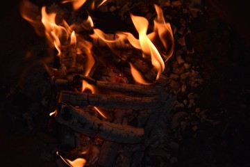 Hoguera de leña sobre brasas incandescentes