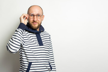 Naklejka premium Man in glasses on a light background