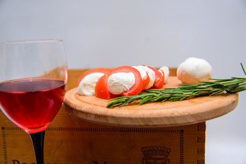 красное вино и сыр с овощами
