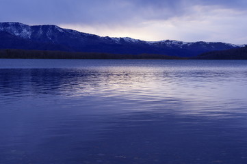 薄明りの中の湖。雲と夕暮れがもたらす風景。屈斜路湖、北海道、日本。