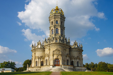 Obraz premium DUBROVITSY, MOSCOW REGION, RUSSIA - September, 2019: Church of the Theotokos of the Sign at Dubrovitsy Estate