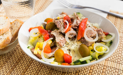mediterranean vegetable salad with tuna