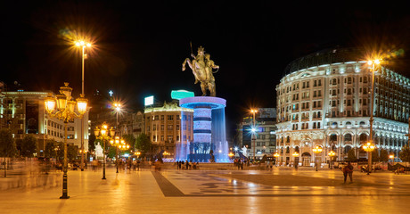 Mazedonischer Platz mit Brunnen, Reiterstatue von Alexander der Große bei Nacht. Skopje, Nordmazedonien.	
