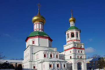 Obraz premium MOSCOW, RUSSIA - January, 2019: Nikolo-Perervinsky monastery in winter sunny day