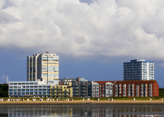 Gebäudefront und Hochhäuser am Strand von Sahlenburg Cuxhaven