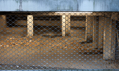 Geschlossenes Parkhaus mit Gitter an der Einfahrt