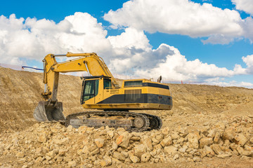 Fototapeta premium Excavator in a quarry extracting stone