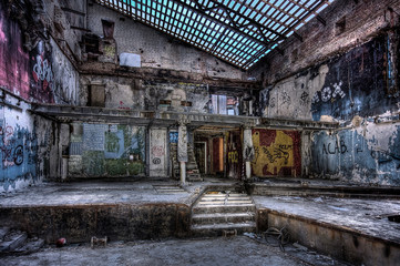 Een enorme hal in een prachtig verlaten gebouw in Rusland