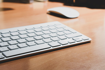 Teclado y ratón sobre la mesa