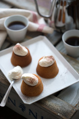 生クリームをトッピングした米粉のマフィン