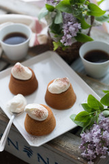 生クリームをトッピングした米粉のマフィン