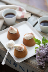 生クリームをトッピングした米粉のマフィン