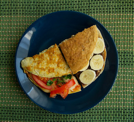 Oatmeal with tomatoes and cheese, as well as with bananas and peanut paste