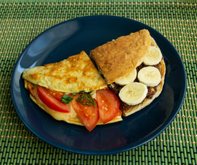 Oatmeal with tomatoes and cheese, as well as with bananas and peanut paste