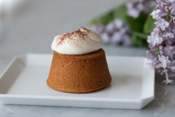 生クリームをトッピングした米粉のマフィン