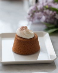 生クリームをトッピングした米粉のマフィン