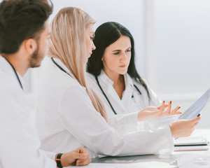 group of doctors discussing the patient's x-rays