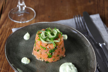 lachstatar mit gurkensalat und dip