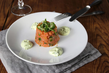 lachstatar mit gurkensalat und dip