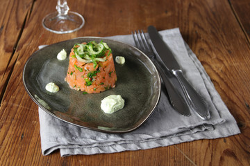 lachstatar mit gurkensalat und dip