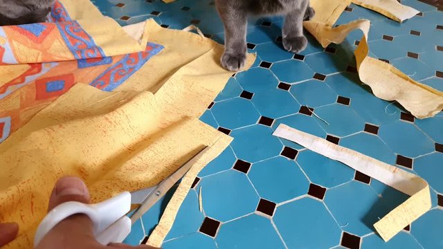 Couper du tissu avec une paire de ciseaux