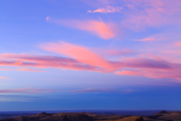 Coucher de soleil avec des nuages roses et violet