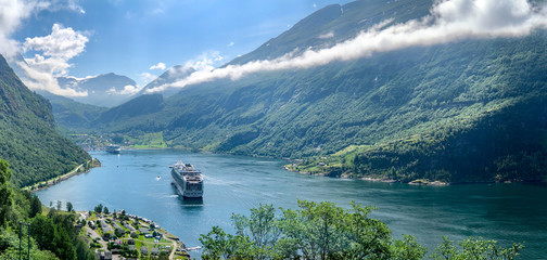 Panorama vom Geiranger-Fjord in Norwegen. Ein Kreuzfahrtschiff liegt im Fjord