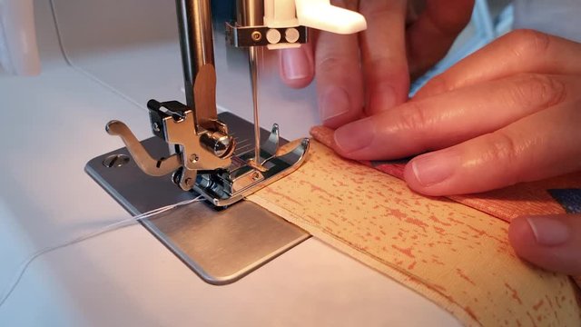 Une couturi&egrave;re confectionnant des masques en tissu de protection contre le coronavirus