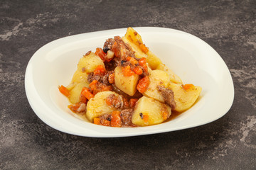 Roasted potato and beef with sauce